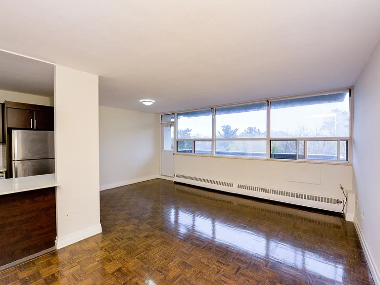 4190 Bathurst St — Photo 7