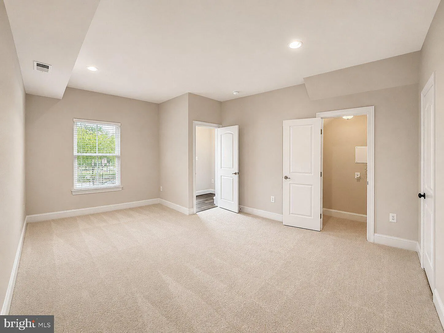 4 bed, 2.5 bath, 1800 sqft, $3,200 — Photo 4