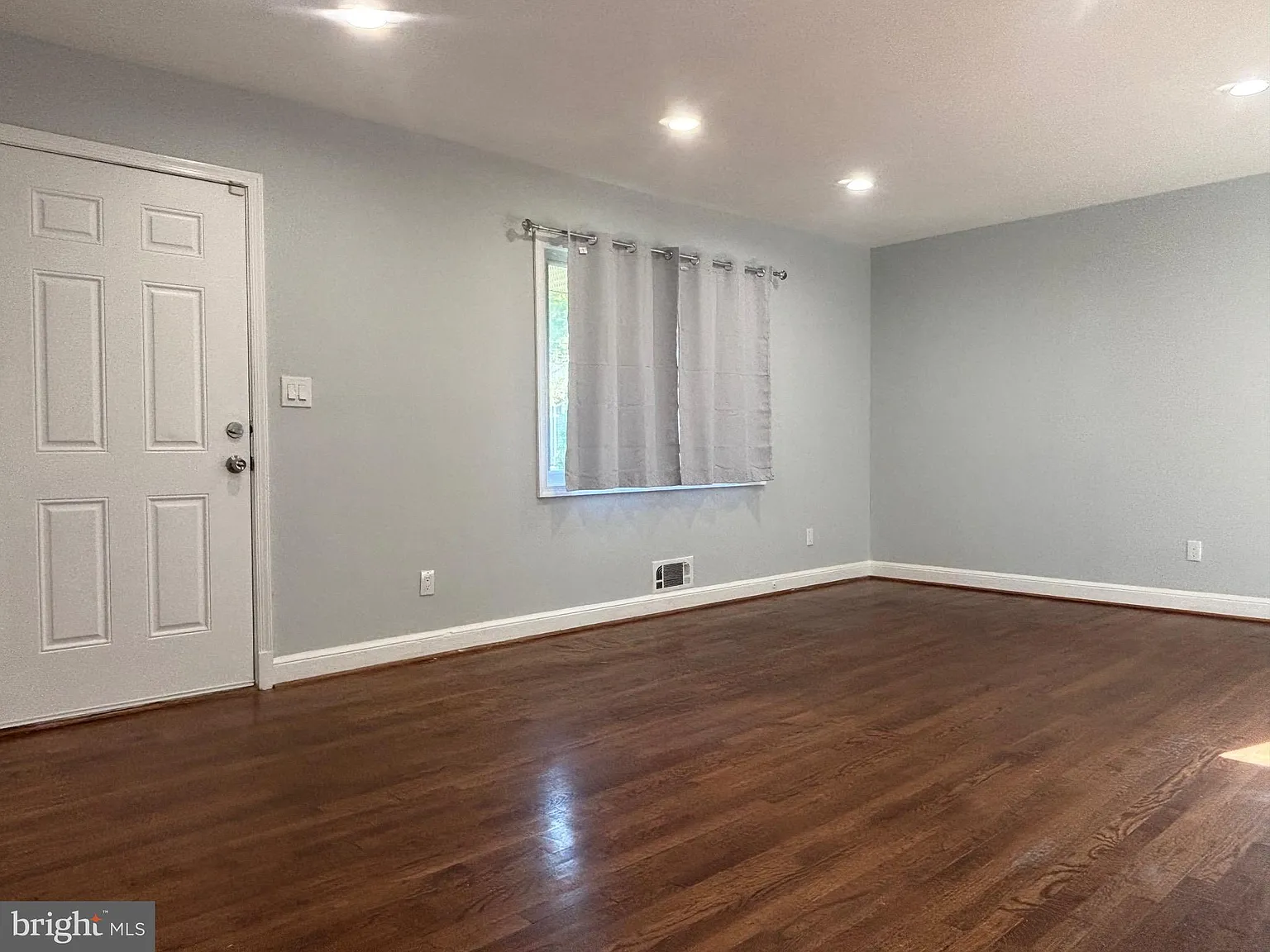 4 bed, 2.0 bath, 1872 sqft, $2,800 — Photo 3