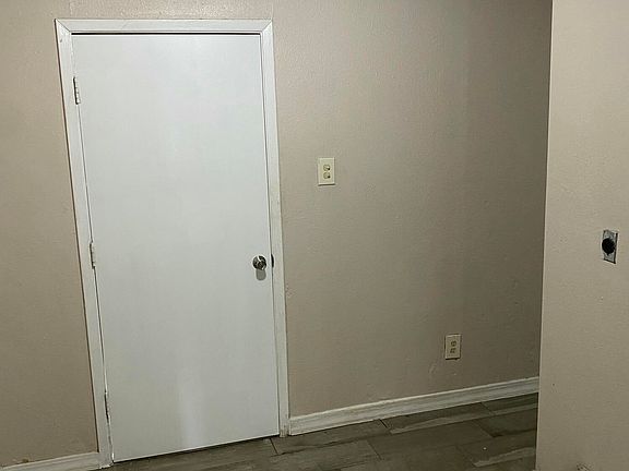4th image of 2927 Mobile Ave