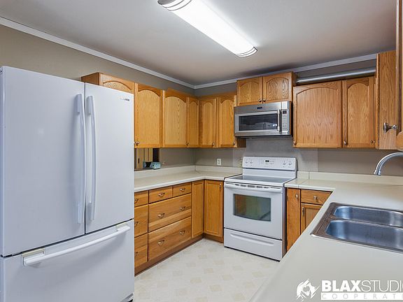 3rd image of 276 Bentley Dr