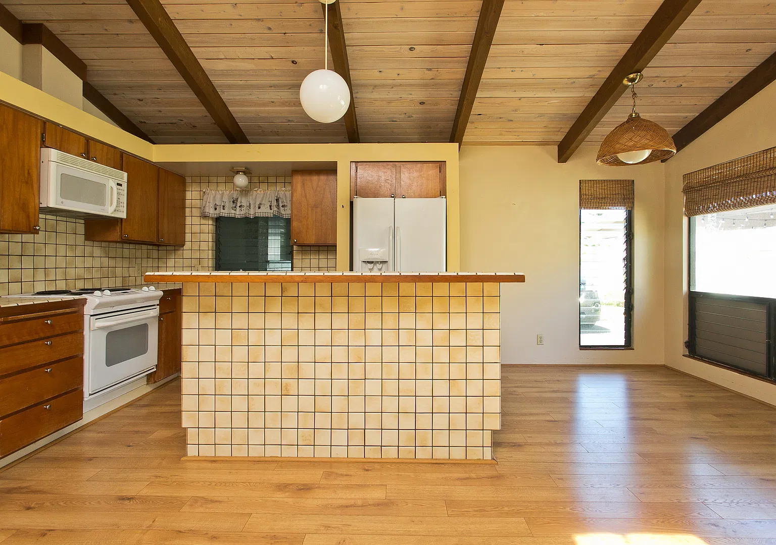 Kailua Pet Friendly 2 bedroom, 2 bathroom Available! — Photo 3