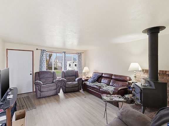 4th image of 1247 1st Ave