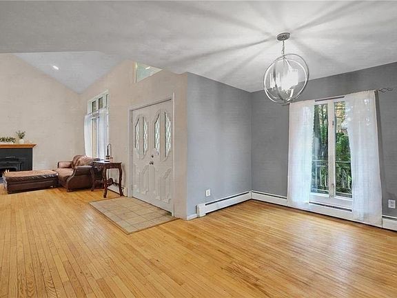5th image of 606 Hopkins Hill Rd