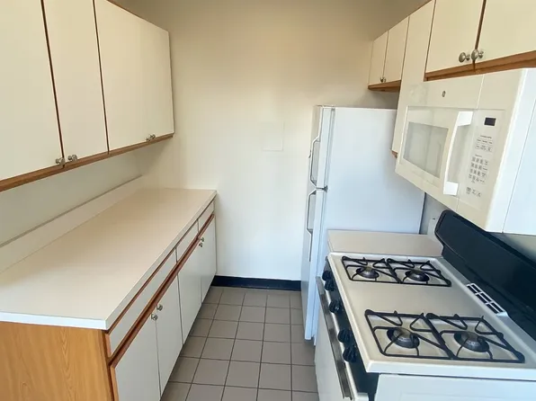 300 East 34th Street image 7 of 12