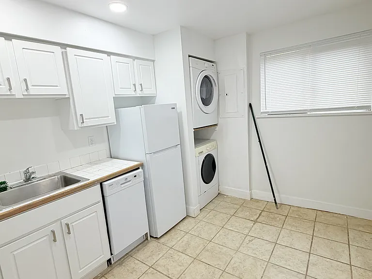 1334 Lakeview Blvd E — Photo 9