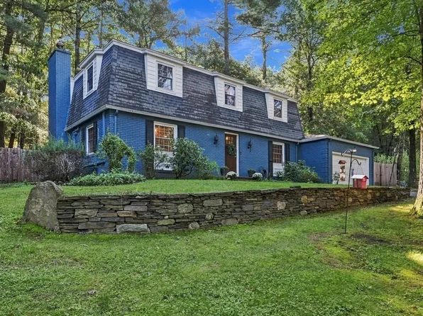 218 Heatherstone Rd, Amherst, MA 01002