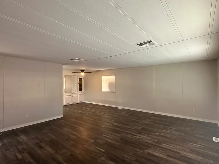 705 S Lyon Ave — Photo 4