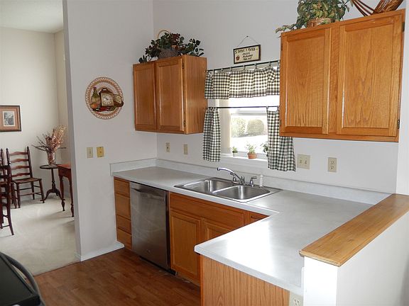 3rd image of 728 E Moss Creek Cir