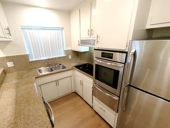 4th image of 13807 Oxnard St APT 12