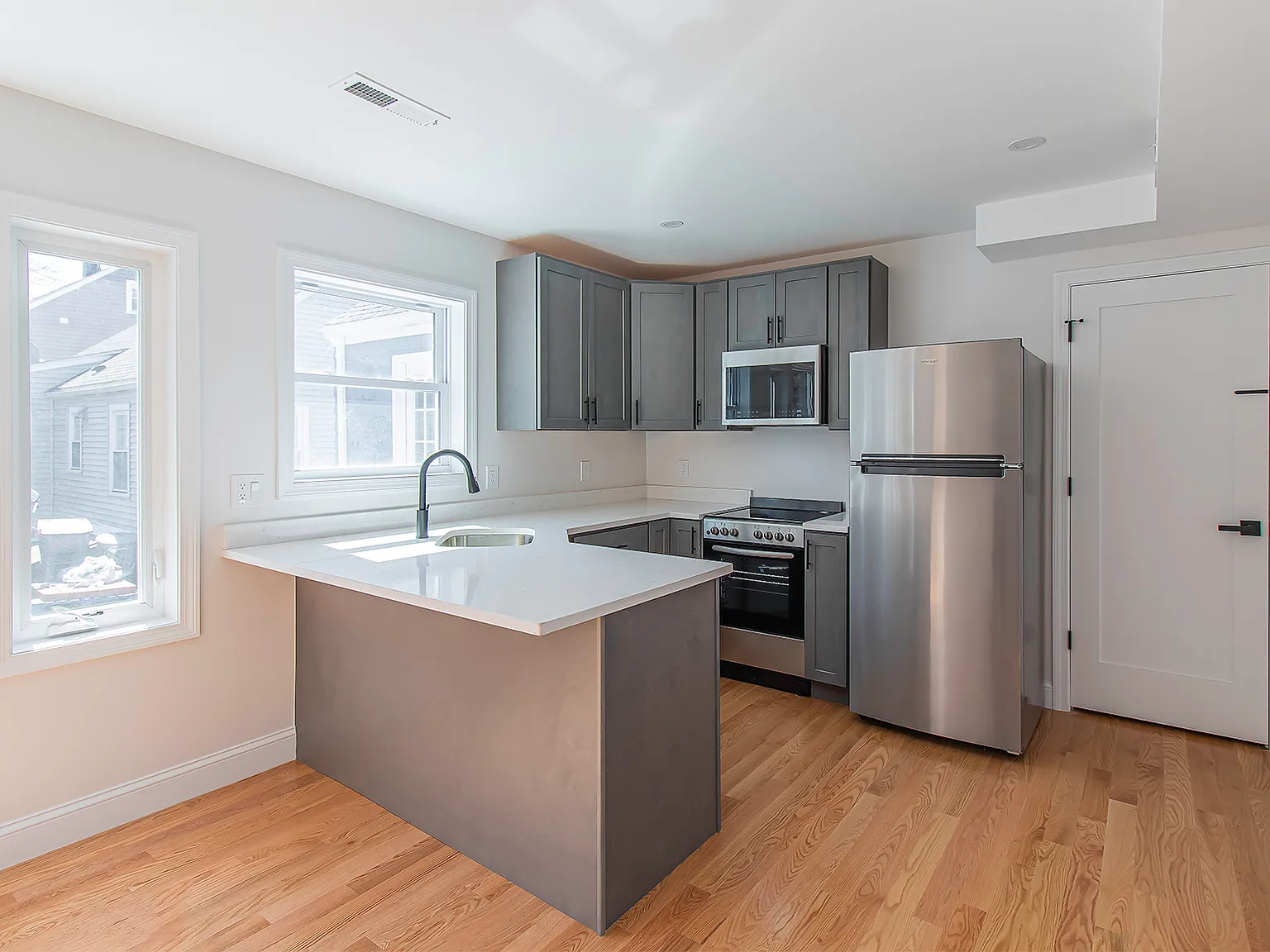 3 bed, 1000 sqft, $3,550 — Photo 3