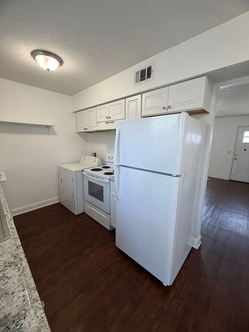 Garden Manor Apts — Photo 3