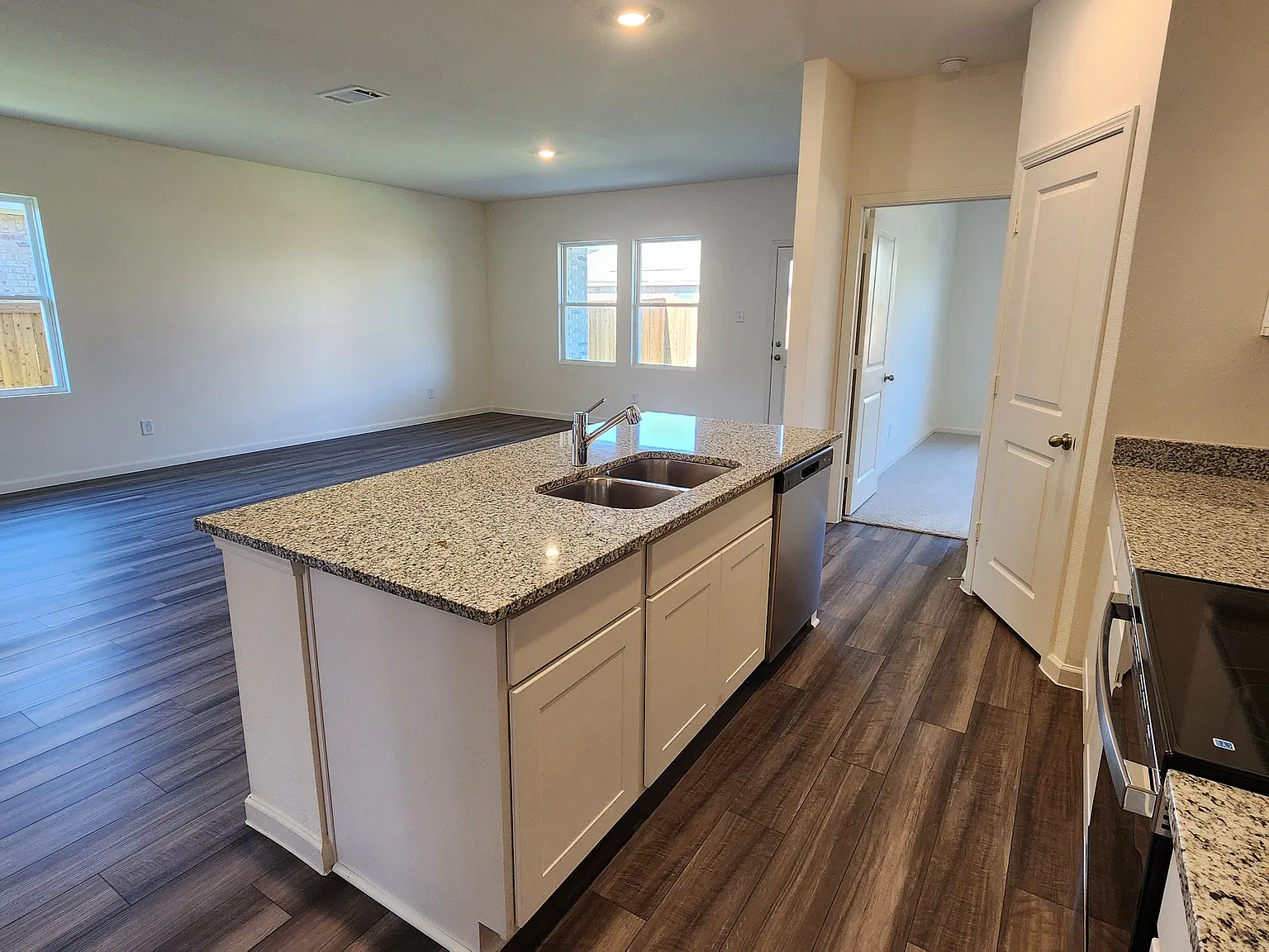 4 bed, 1912 sqft, $2,450 — Photo 4