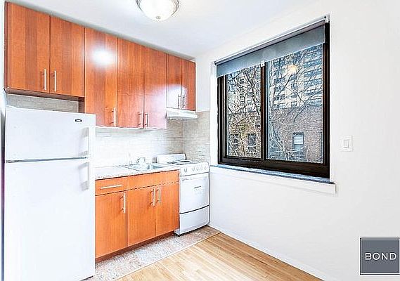 3rd image of 207 E 27th St APT 5C