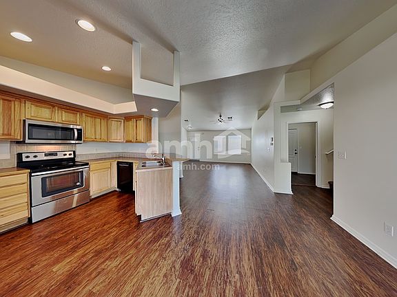 4th image of 410 S Saddlerock Ave