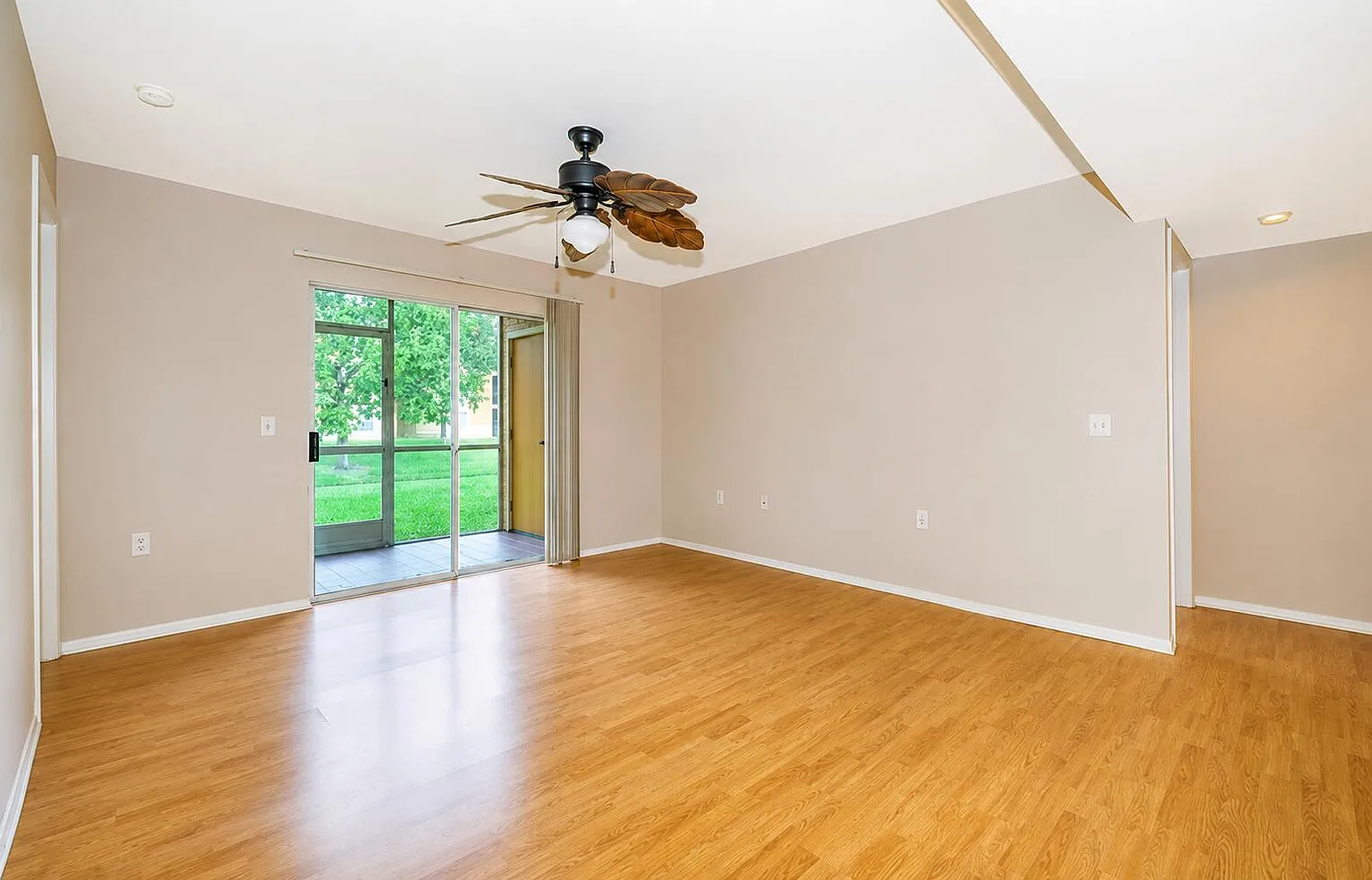 2 bed, 2.0 bath, 969 sqft, $1,659 — Photo 3