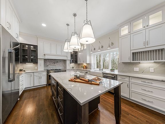 3rd image of 250 W Laurel Ave
