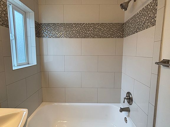 5th image of 4338 Mississippi St APT 1