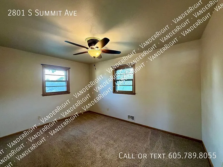 2801 S Summit Ave — Photo 8
