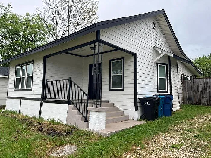 1515 W Woodard St — Photo 2
