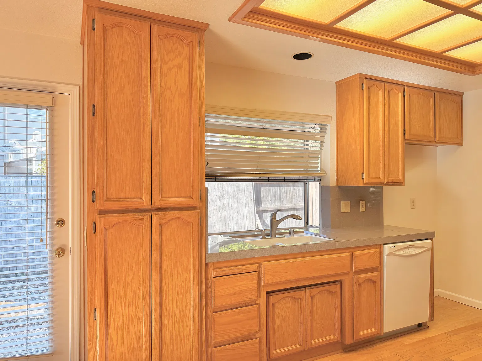 4 bed, 2274 sqft, $4,295 — Photo 4