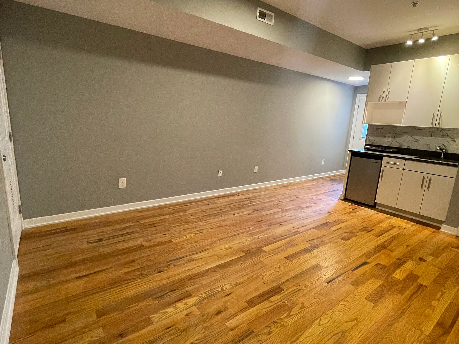 Studio, $875 — Photo 3