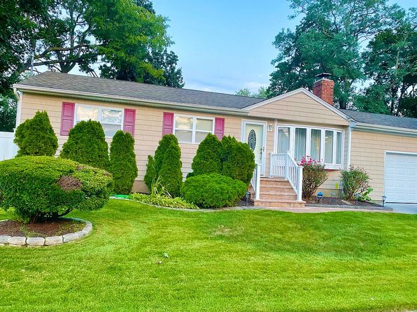 53 1st St, Brentwood, NY 11717