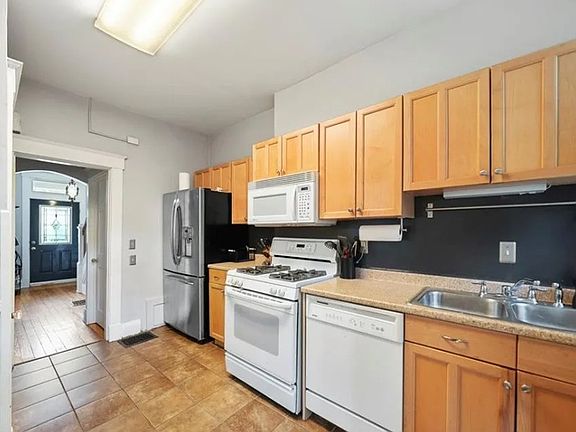 2nd image of 3148 Linwood Ave