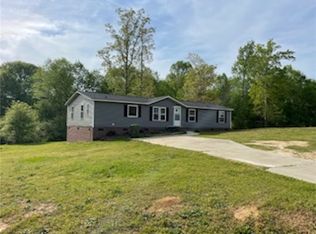 128 Sue Ella Ct, Townville, SC 29689