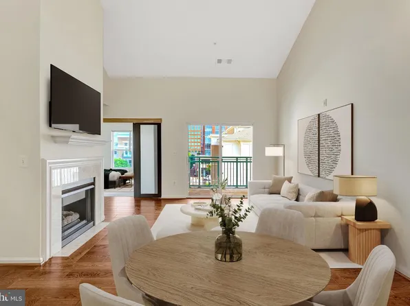 12001 Market St APT 434, Reston, VA 20190