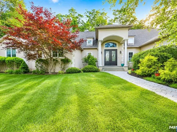41 W Wildwood Rd, Saddle River, NJ 07458
