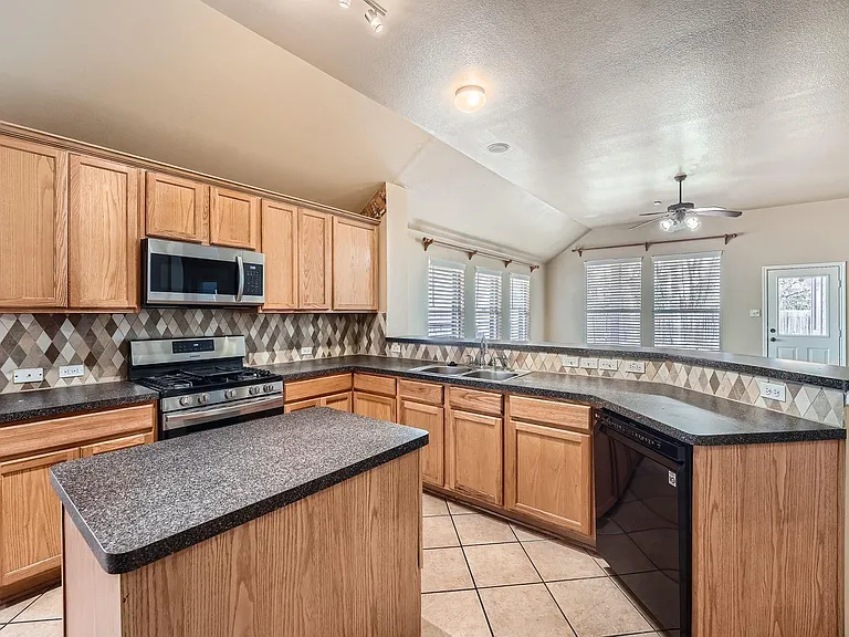1402 Weatherford Dr — Photo 15
