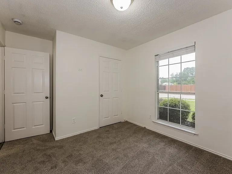 504 Bowie St — Photo 12