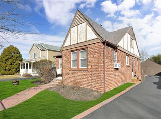 9 2nd Ave, East Islip, NY 11730