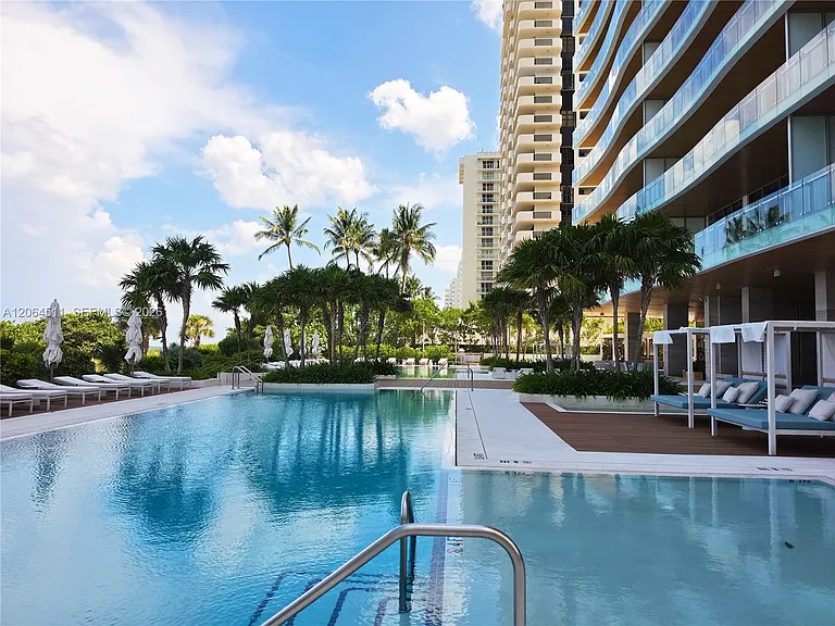 5775 Collins Ave #405 — Photo 40