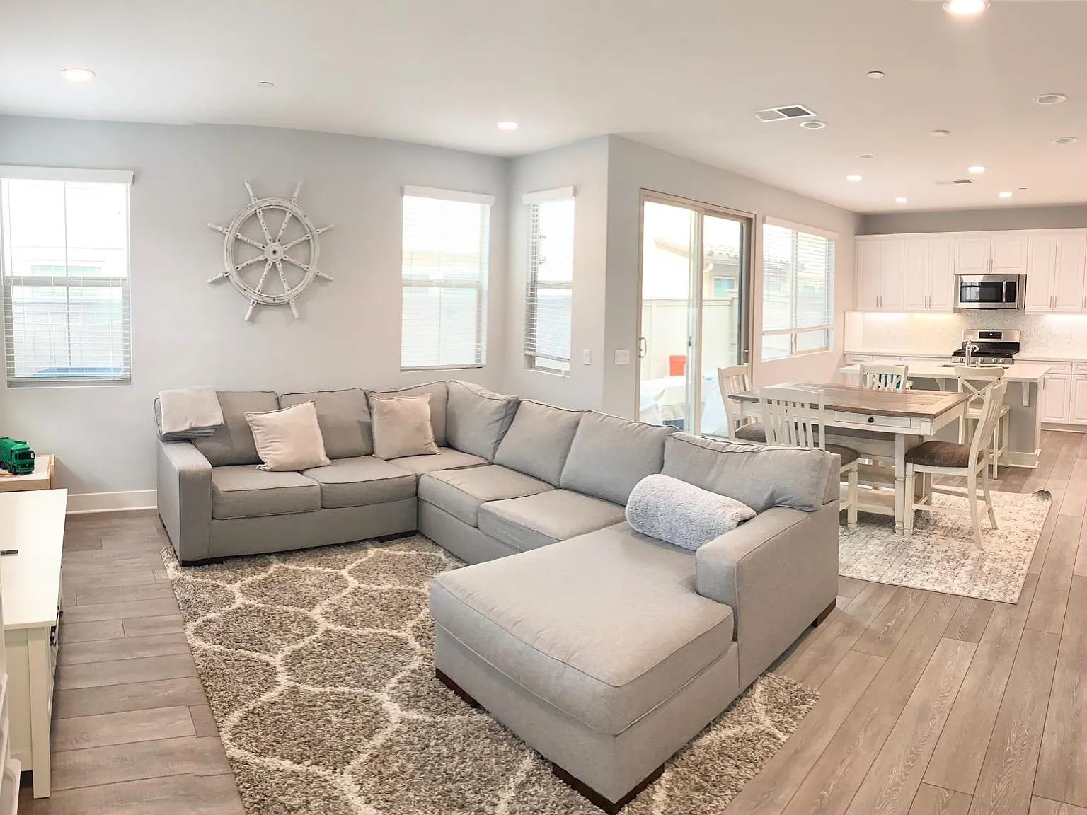 4 bed, 1776 sqft, $4,075 — Photo 2