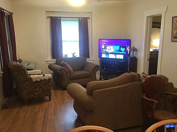 Living room 9' ceilings