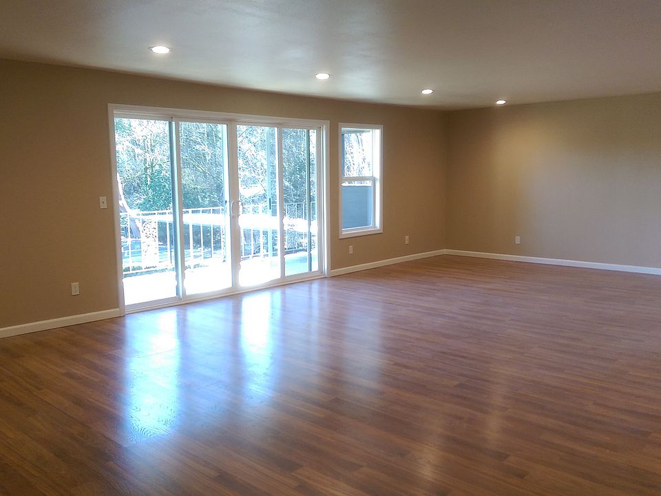 Large Great Room. Very Spacious!