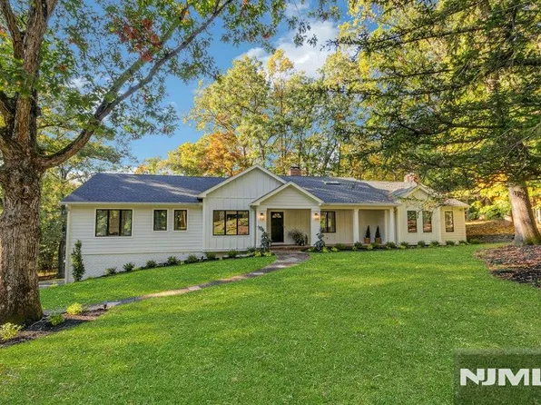 888 Briarwoods Road, Franklin Lakes, NJ 07417