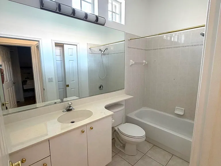 702 SW Aruba — Photo 13