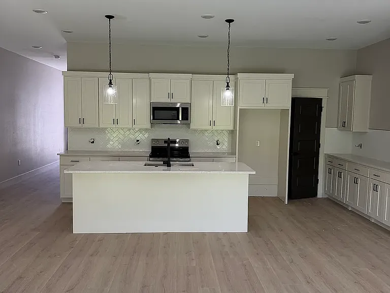 5254 Reagan Dr — Photo 2
