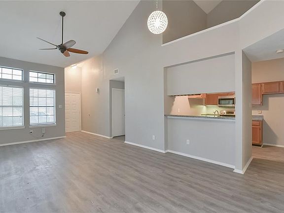 5th image of 802 Hillbrooke Dr