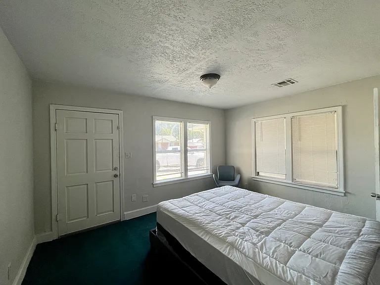 222 E Lindsey St — Photo 7