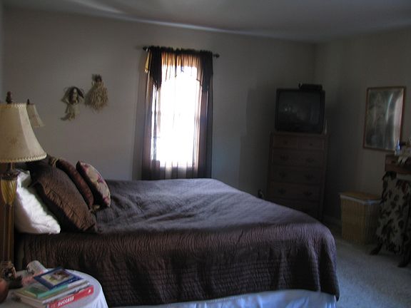 4th image of 817 W 1st St