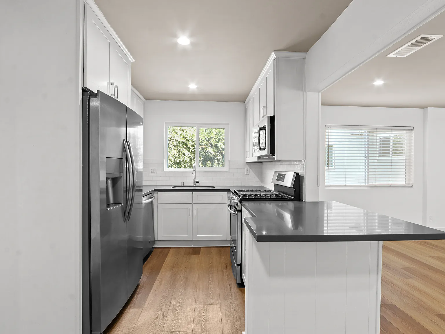 1 bed, 800 sqft, $2,095 — Photo 2