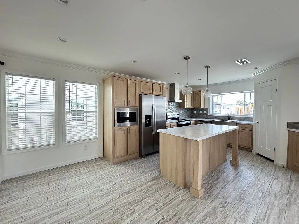3 bed, 2.0 bath, 1356 sqft, $1,849 — Photo 3