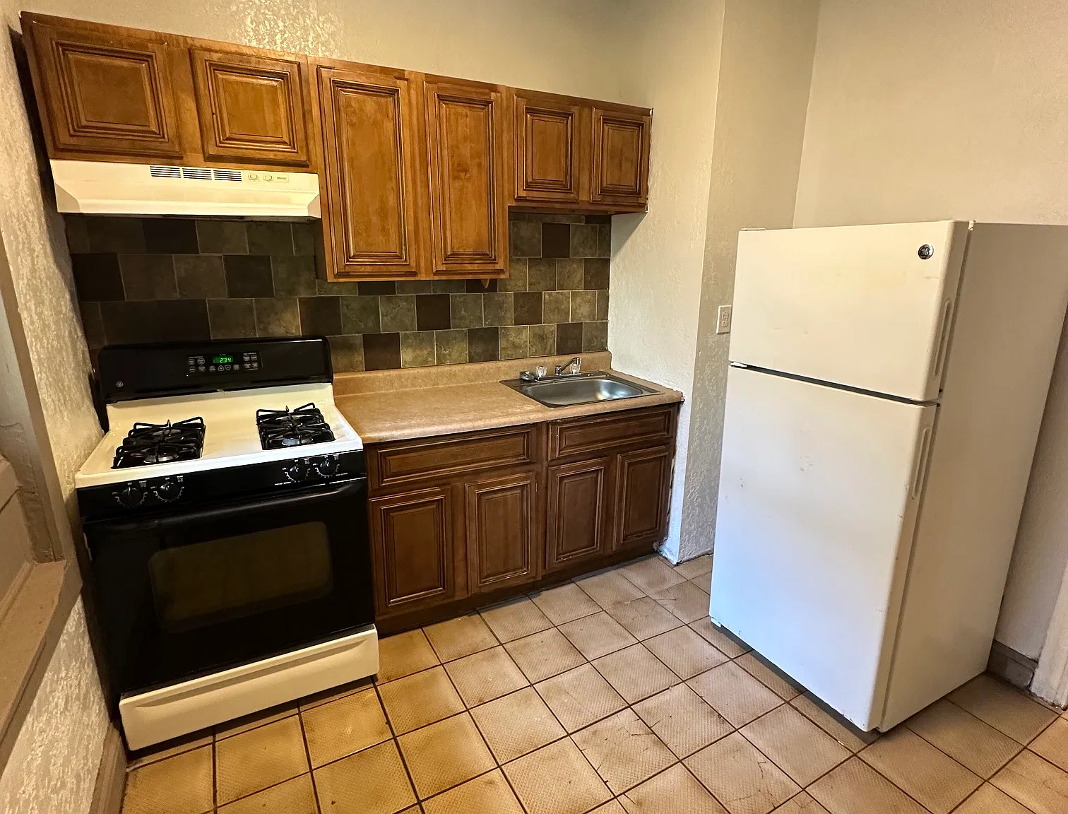3 bed, 1100 sqft, $1,350 — Photo 2
