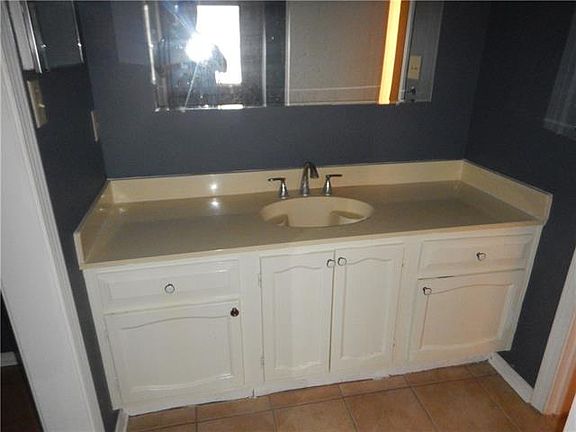 5th image of 2944 Manhattan Blvd Unit 204
