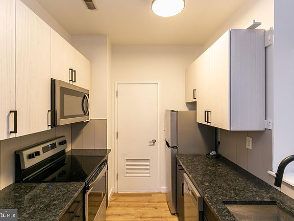 5th image of 109 W Wildey St Unit 111