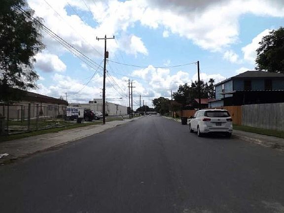 Exterior Neighborhood (street photo)